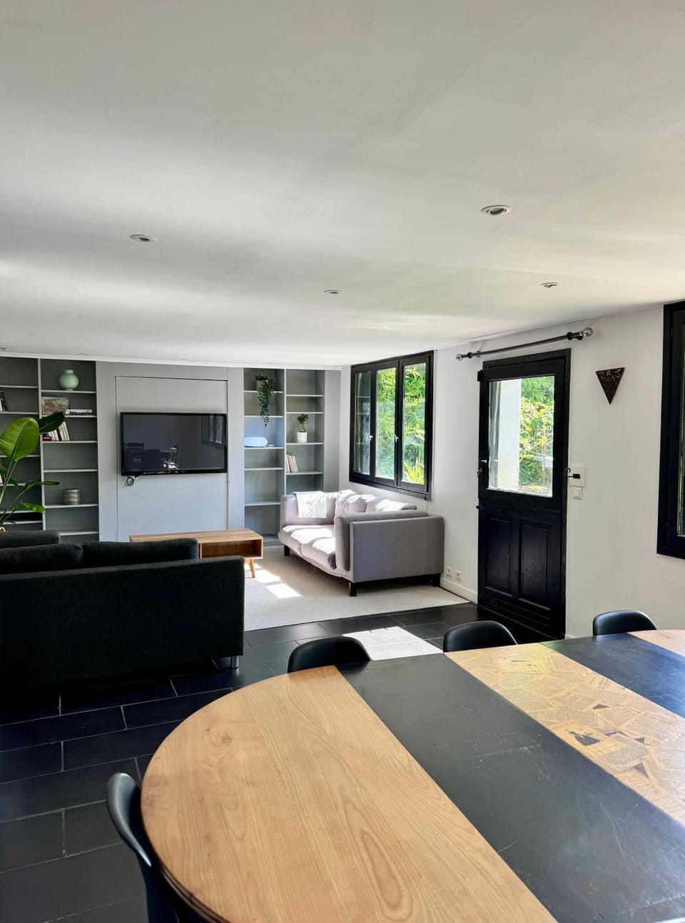 Communal lounge/ TV room, Library, TV and multimedia, Decorative detail, Decorative detail, Seating area, Garden view, internet