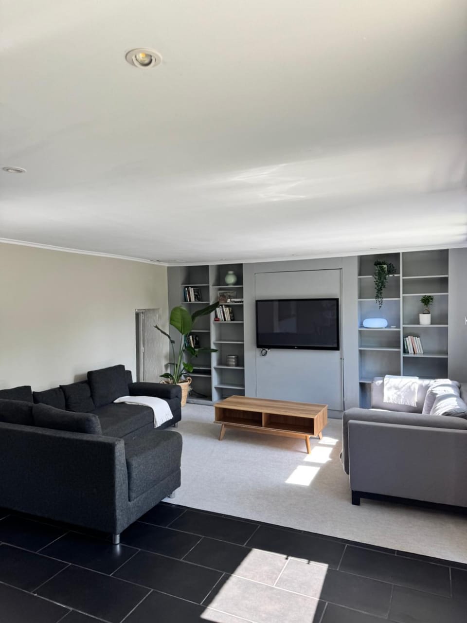 Communal lounge/ TV room, Library, TV and multimedia, Living room, Seating area, Garden view, internet