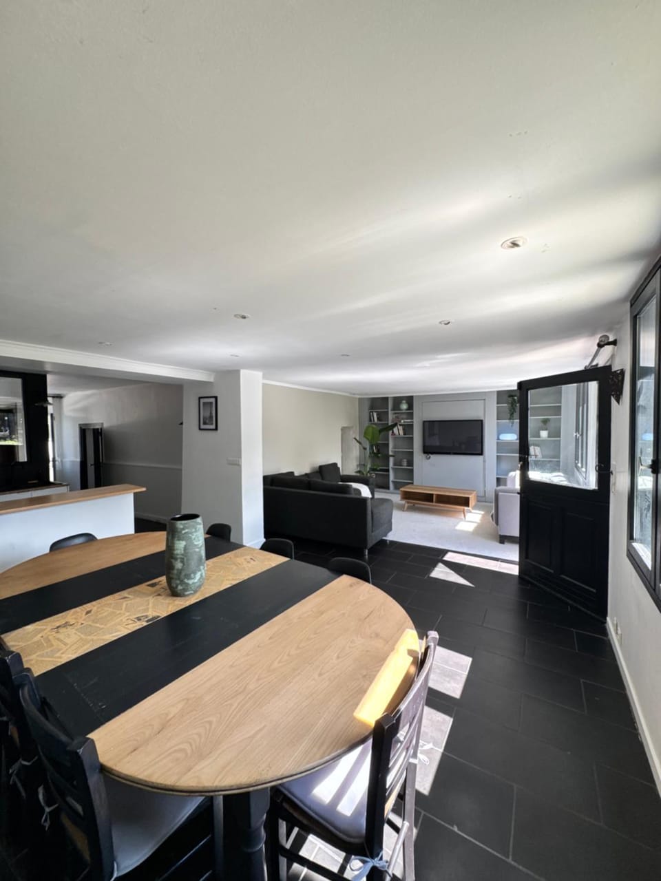 Library, TV and multimedia, Kitchen or kitchenette, Lounge or bar, Decorative detail, Dining area, Garden view, internet