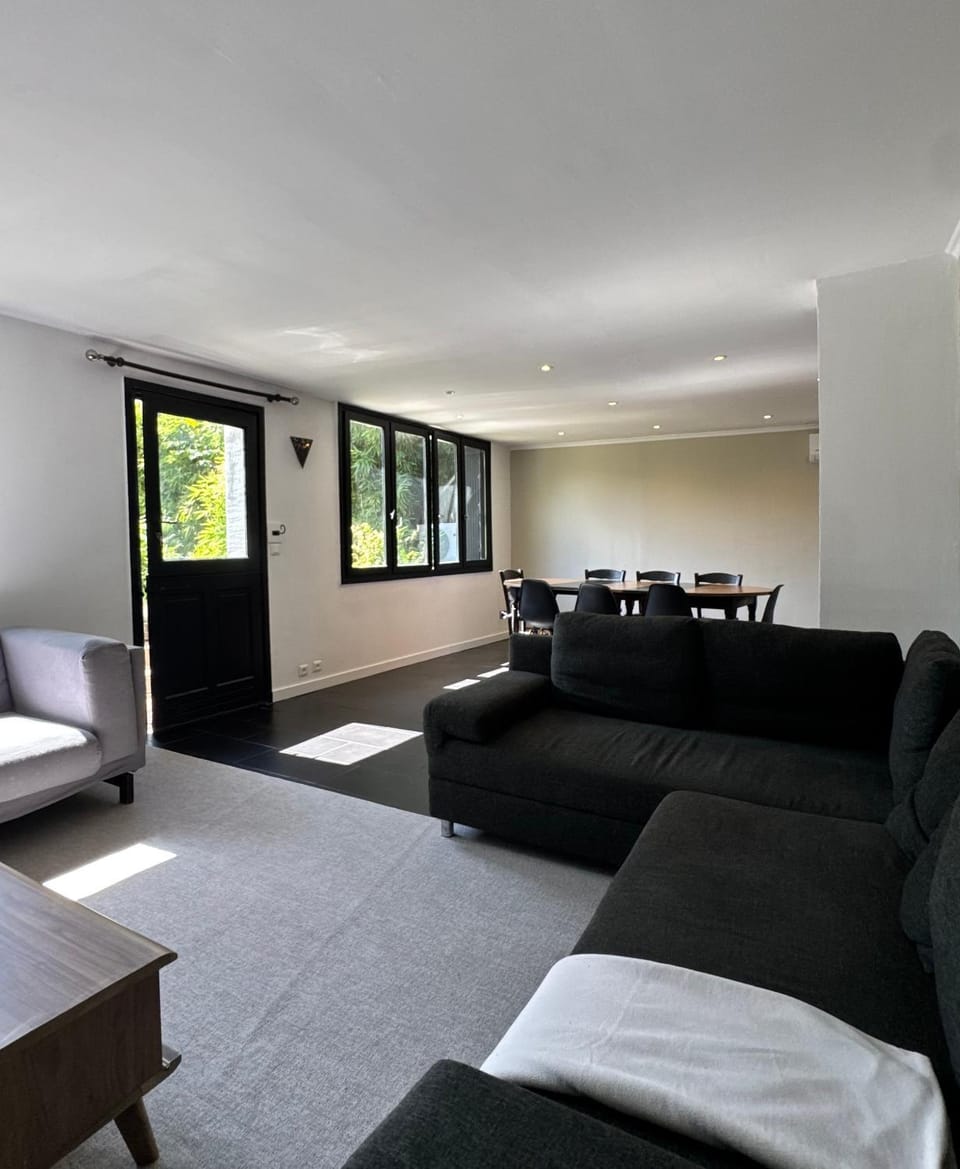 Living room, Decorative detail, Seating area, Dining area, Garden view, internet, air conditioner
