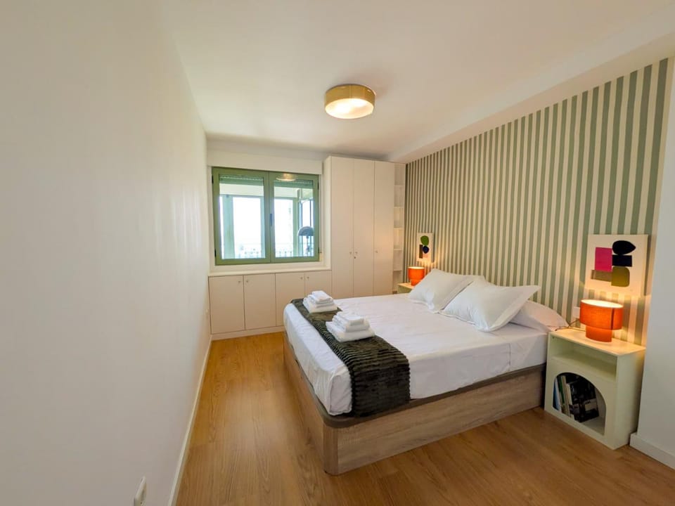 Bed, Bedroom, towels, wardrobe