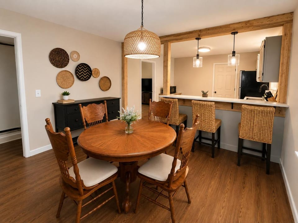 Kitchen or kitchenette, Dining area