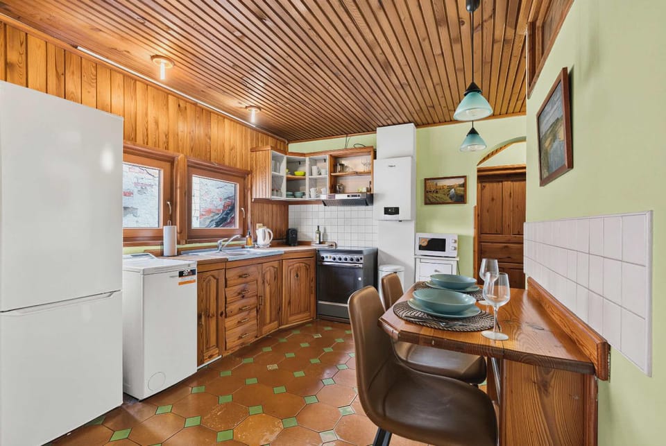 Kitchen or kitchenette, Dining area, oven, stove