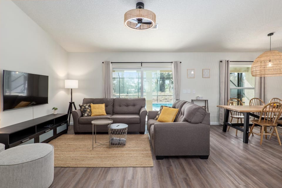 Communal lounge/ TV room