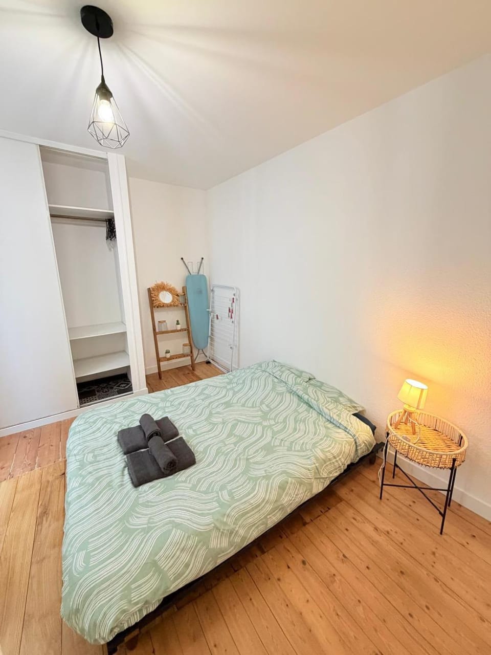 Bed, Photo of the whole room, towels