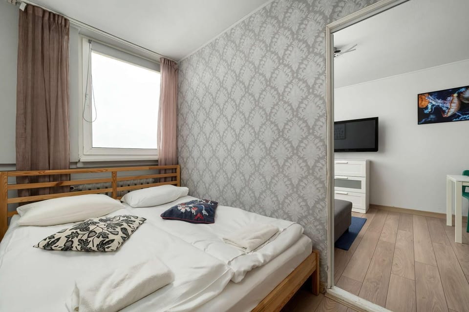 Bed, TV and multimedia, Photo of the whole room, Bedroom, towels