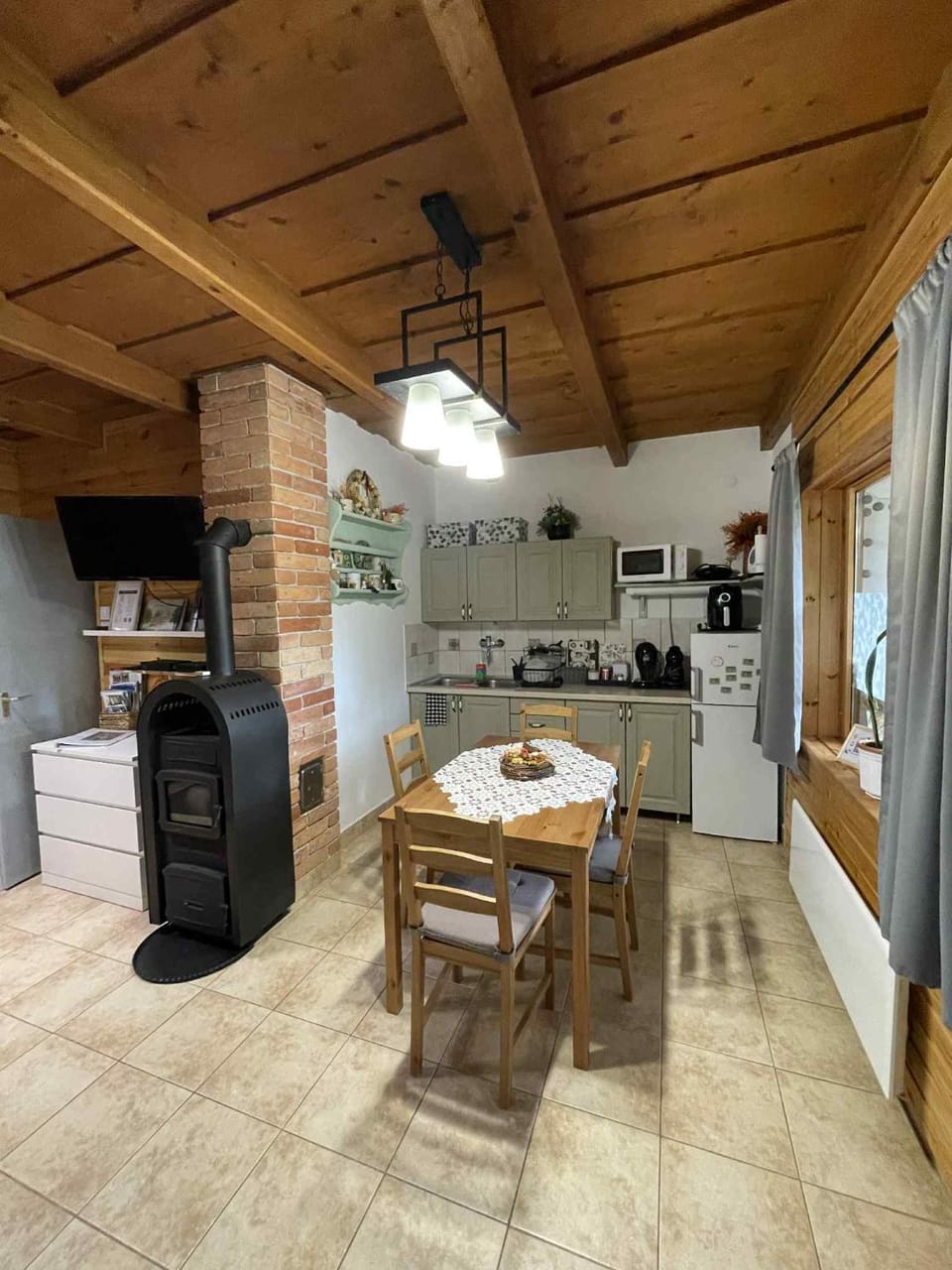 Coffee/tea facilities, Kitchen or kitchenette, Dining area, Breakfast, stove, toaster