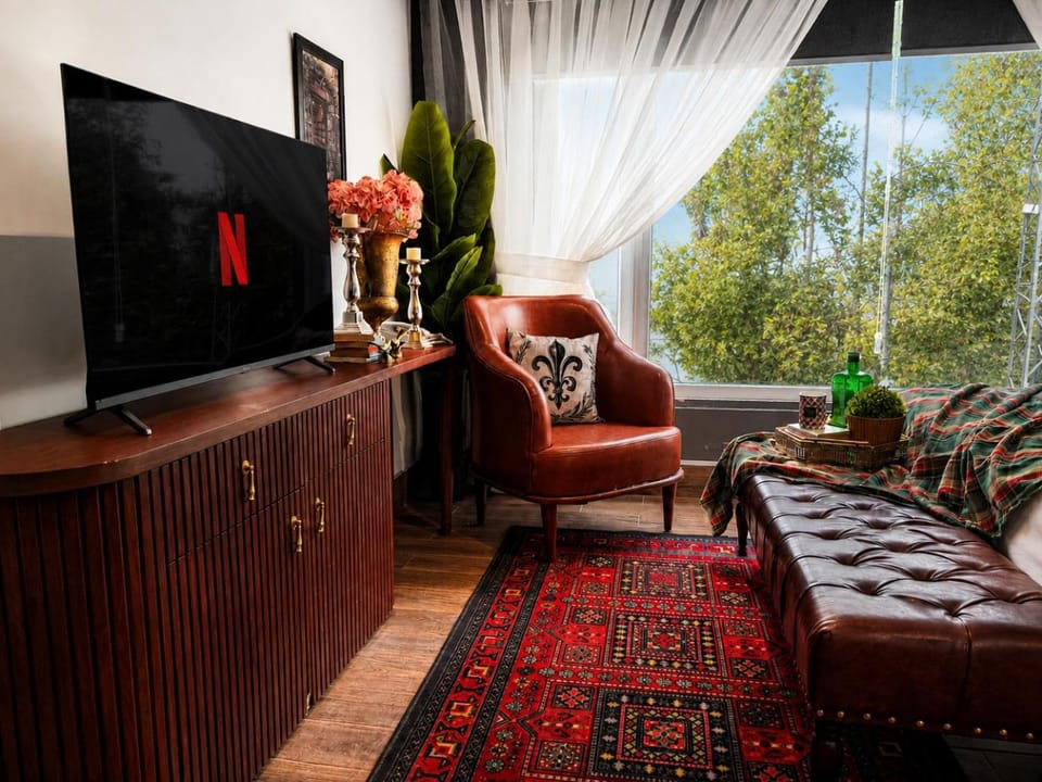 Bedroom, Mountain view