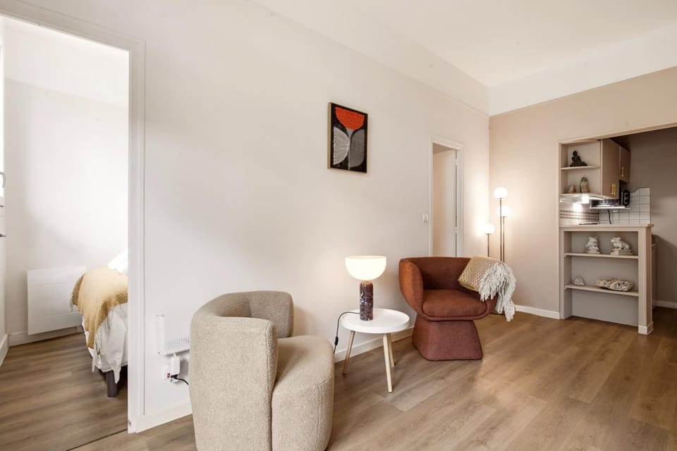 Living room, Seating area, Dining area, pet friendly, stove