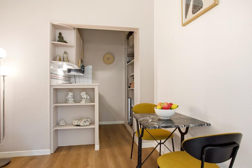 Kitchen or kitchenette, Living room, Seating area, Dining area