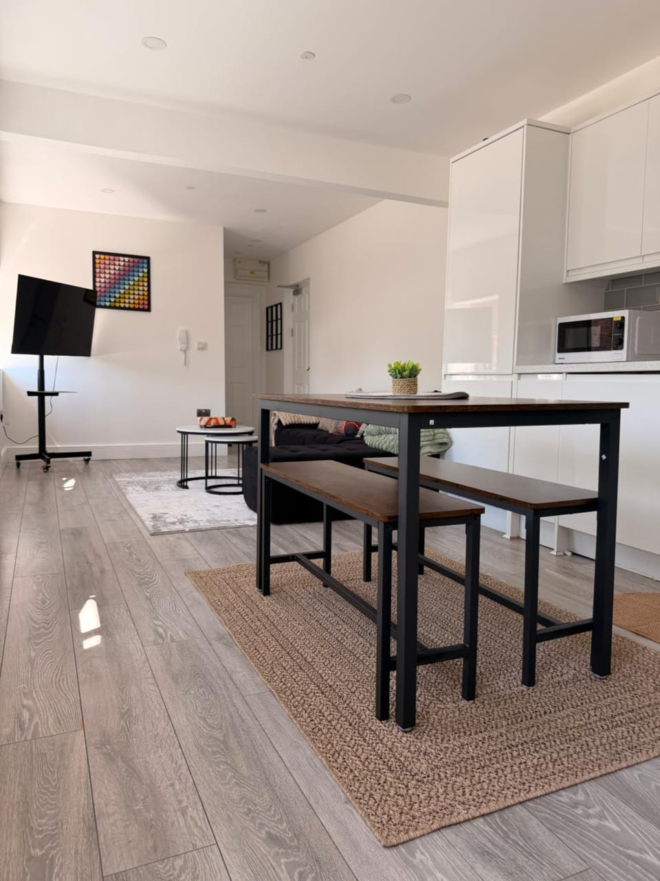 Cozy 2 BDR Apt TVs WiFi Free parking games Apartment in Wolverhampton