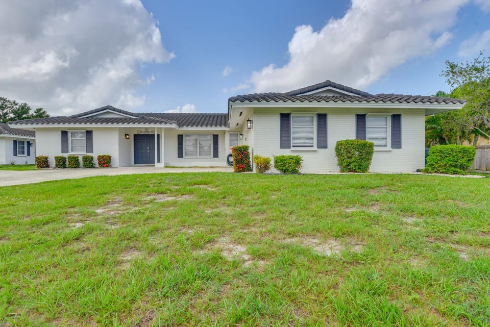 6 Mi to Siesta Beach! Extended Getaway w/ Pool House in Sarasota