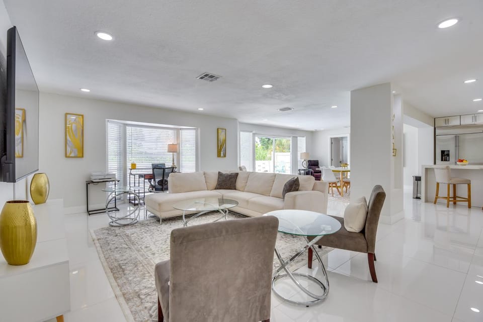 6 Mi to Siesta Beach! Extended Getaway w/ Pool House in Sarasota