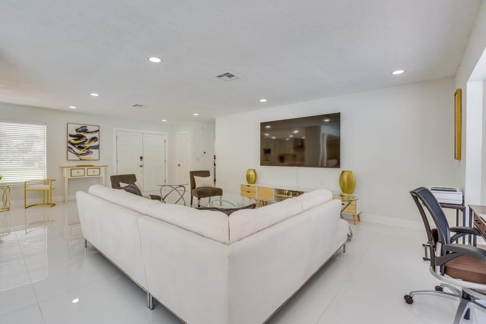 6 Mi to Siesta Beach! Extended Getaway w/ Pool House in Sarasota