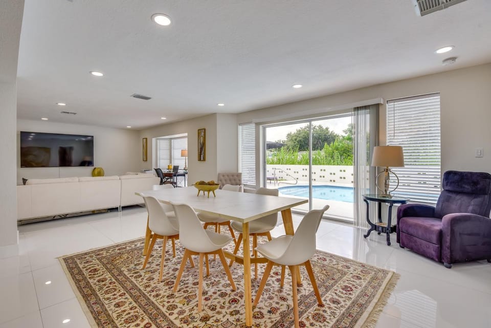 6 Mi to Siesta Beach! Extended Getaway w/ Pool House in Sarasota