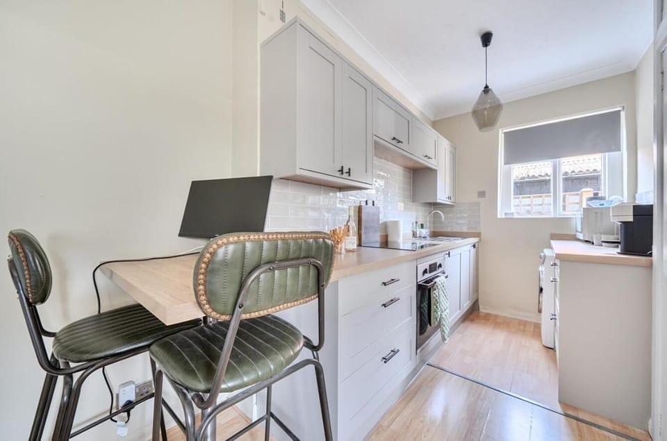 Kitchen or kitchenette, Other, Dining area, oven, stove
