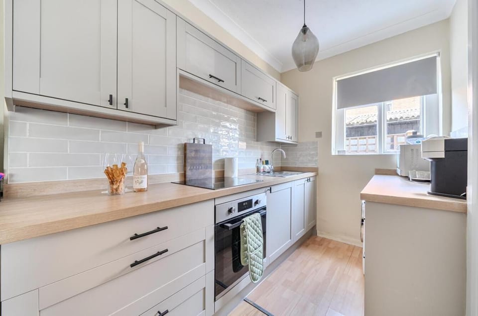 Kitchen or kitchenette, Other, minibar, oven, stove