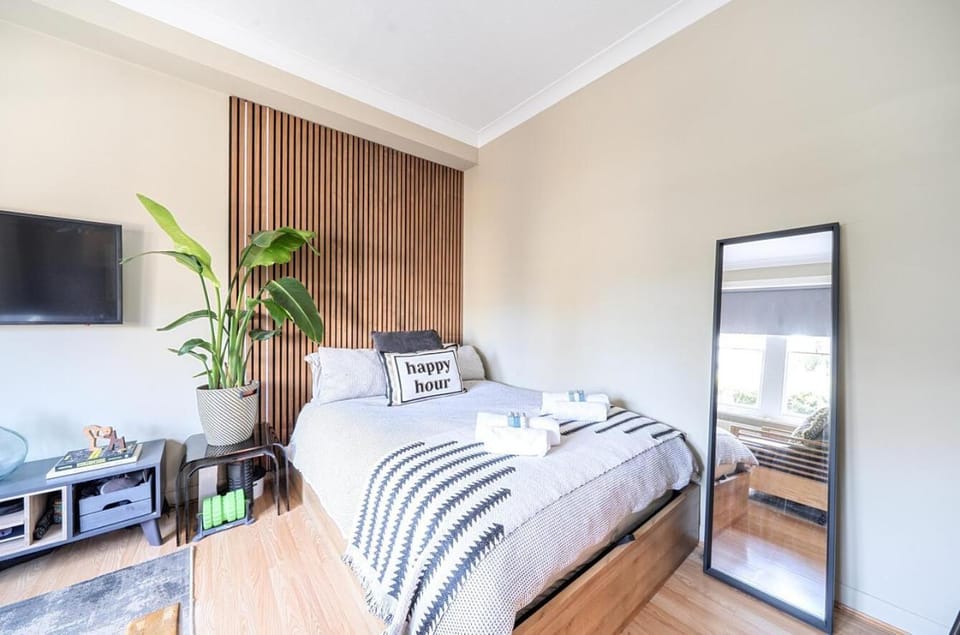 Bed, TV and multimedia, Living room, Other, Photo of the whole room, Seating area, Bedroom