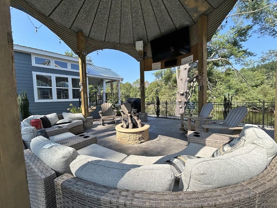 Bison River Hideaway- Tiny Luxury Living with River Views Villa in Bryson City