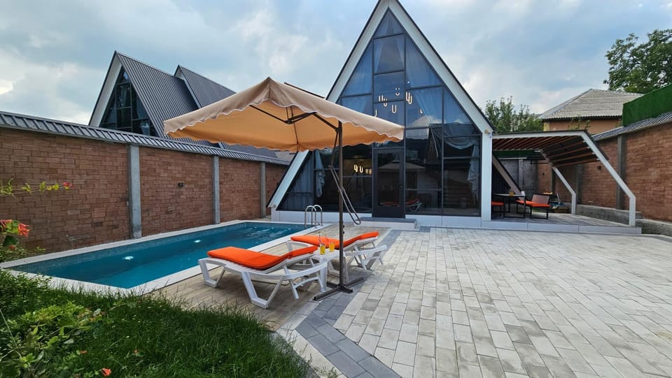 Property building, Day, Pool view, Swimming pool, sunbed