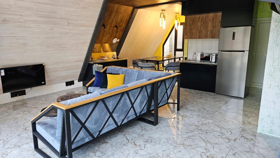 TV and multimedia, Kitchen or kitchenette, Dining area, oven, stove