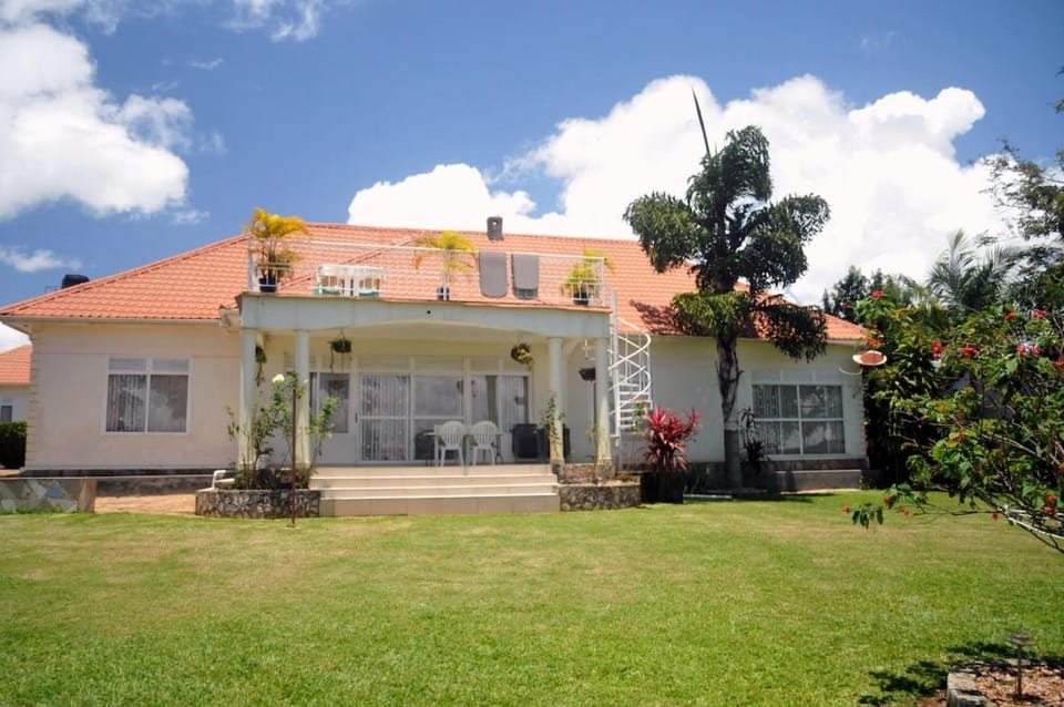 Amazing Victoria Lake View Residence & Safaris House in Uganda