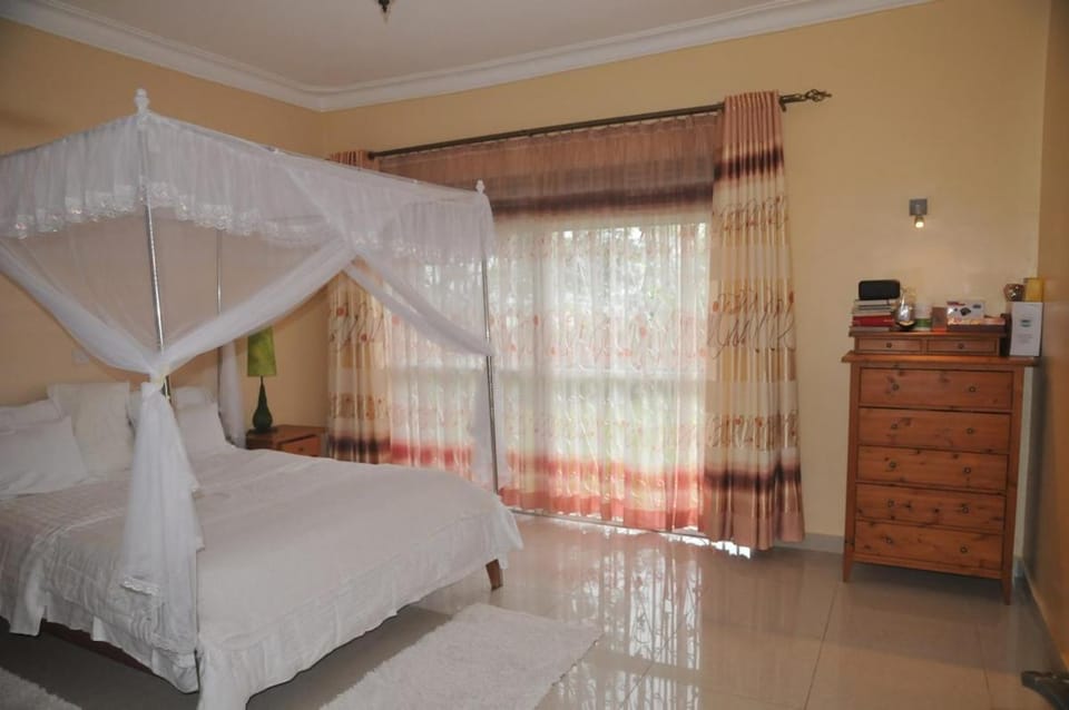 Amazing Victoria Lake View Residence & Safaris House in Uganda