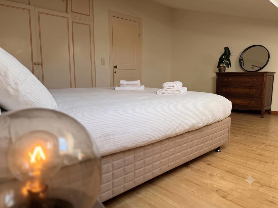 Bed, Photo of the whole room, Bedroom, internet, pet friendly, towels, wardrobe