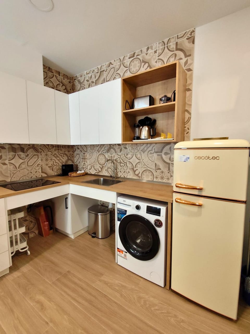 Coffee/tea facilities, Kitchen or kitchenette, stove, toaster, washing machine, dryer