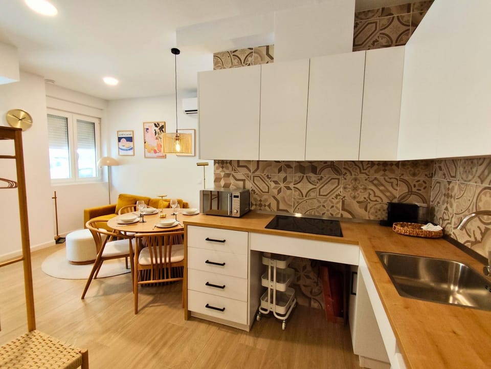 Coffee/tea facilities, Kitchen or kitchenette, Living room, Dining area, stove, toaster