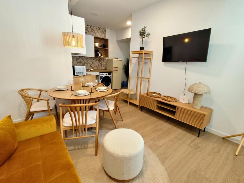 Communal lounge/ TV room, TV and multimedia, Living room, Seating area, Dining area