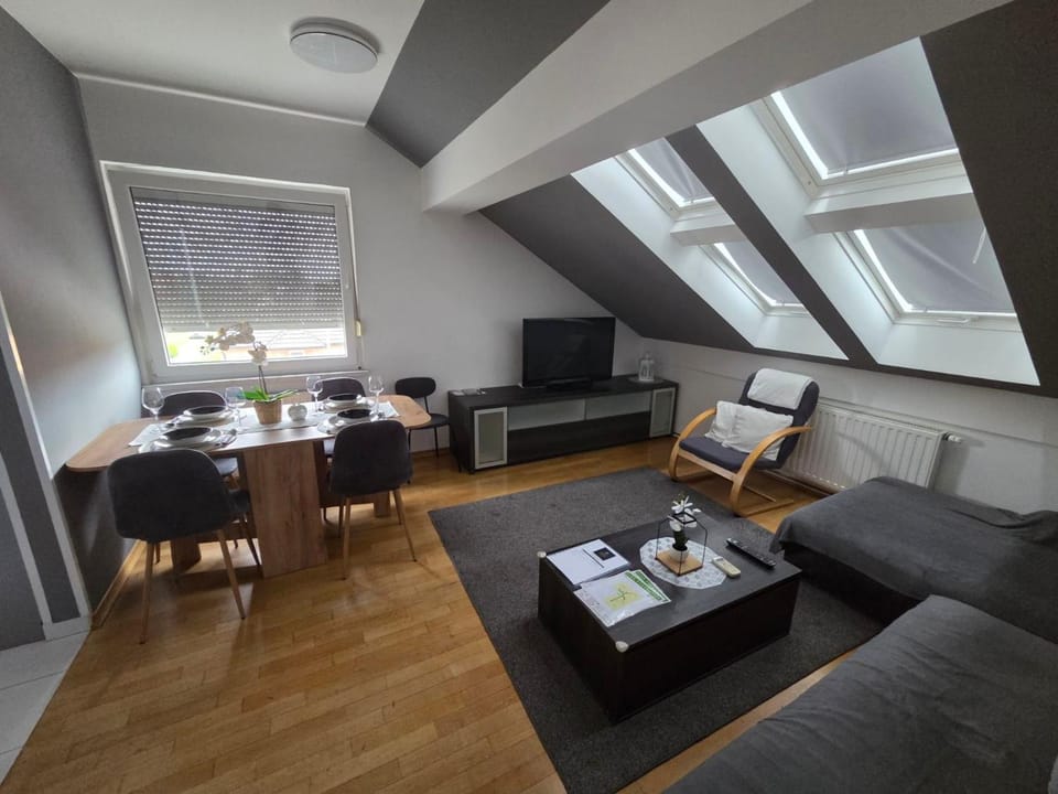 Communal lounge/ TV room, TV and multimedia, Living room, Seating area, Dining area