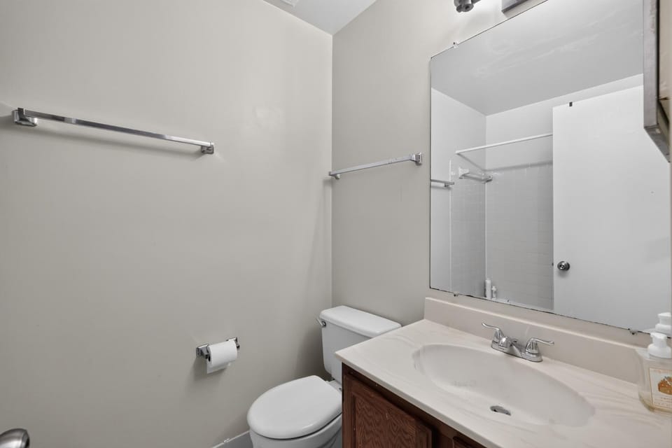 Charming Townhome Near Metro & Parks House in Wheaton-Glenmont