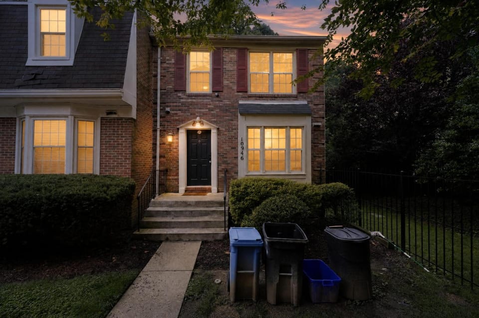 Charming Townhome Near Metro & Parks House in Wheaton-Glenmont