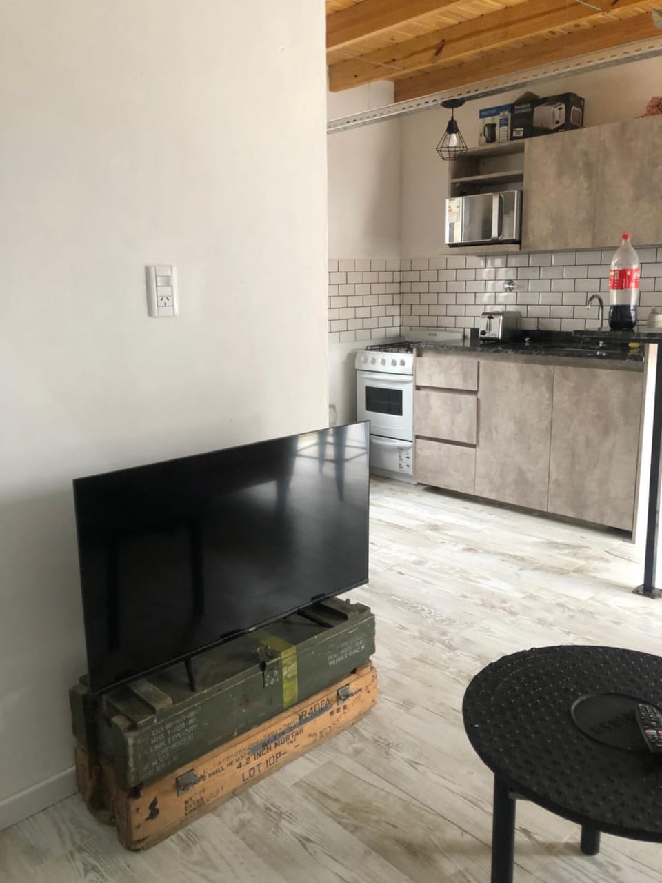 Kitchen or kitchenette, Living room, Seating area, Dining area