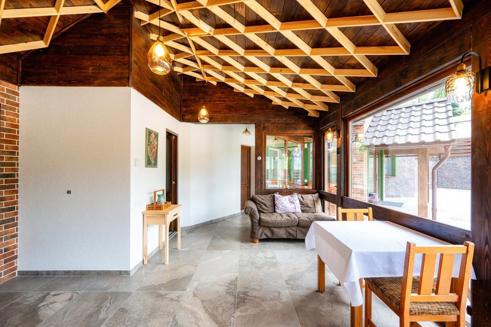 Game Room, Dining area