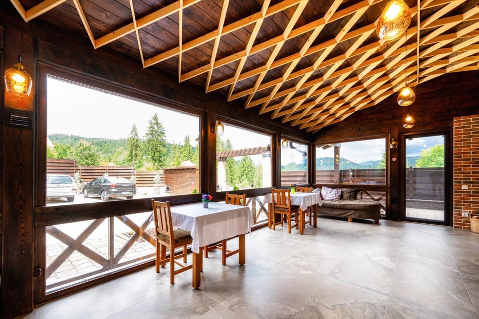 Day, Natural landscape, Kitchen or kitchenette, Seating area, Dining area