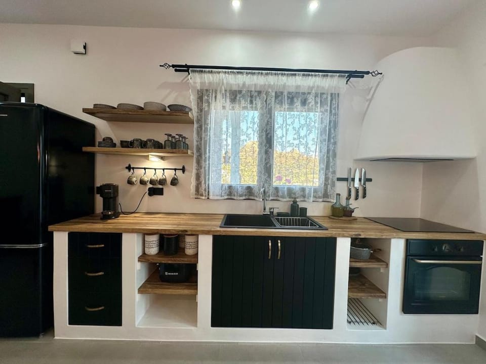Kitchen or kitchenette, oven