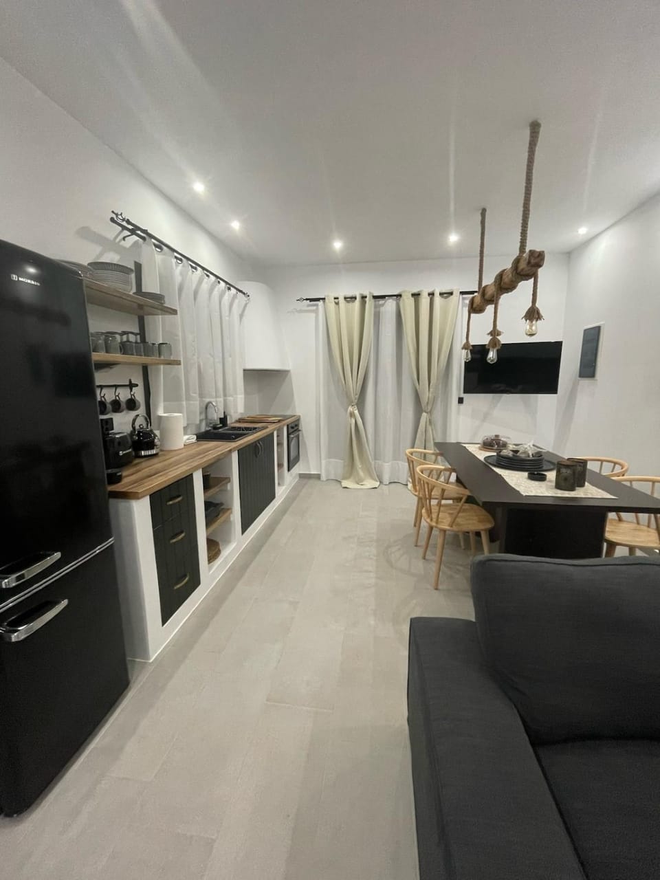 Kitchen or kitchenette, Dining area, oven