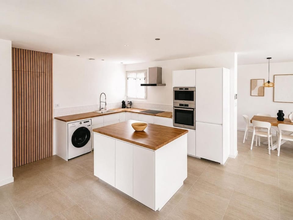Kitchen or kitchenette, Dining area, dishwasher, oven, pet friendly, stove