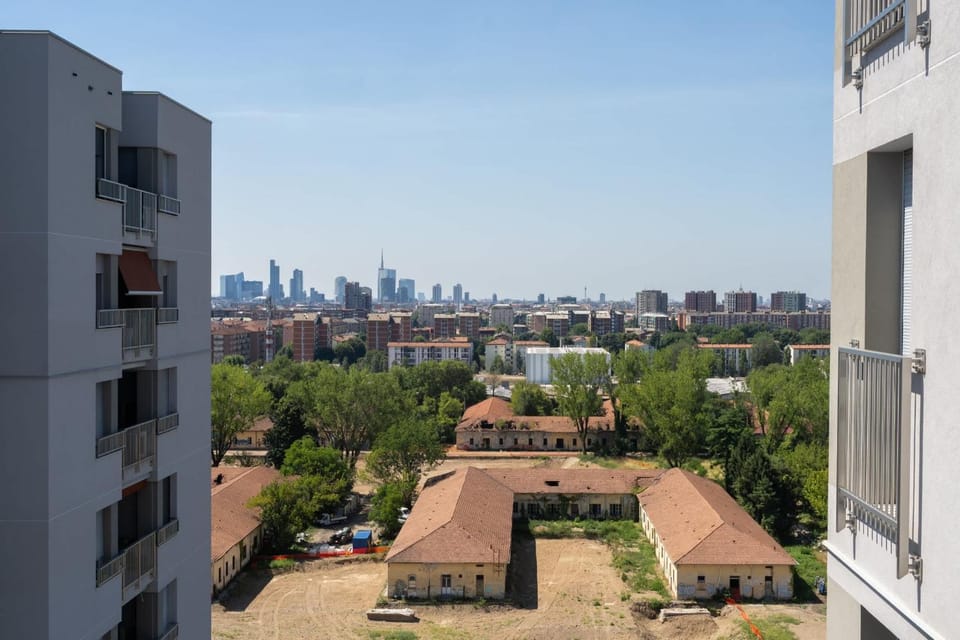 Skyline View - Design Apartment - Bicocca Metro Apartment in Milan