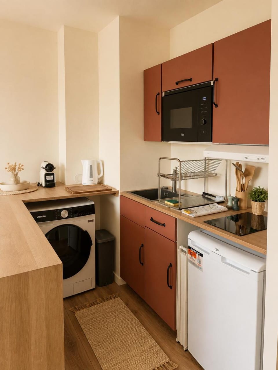 Kitchen or kitchenette, minibar, oven, stove