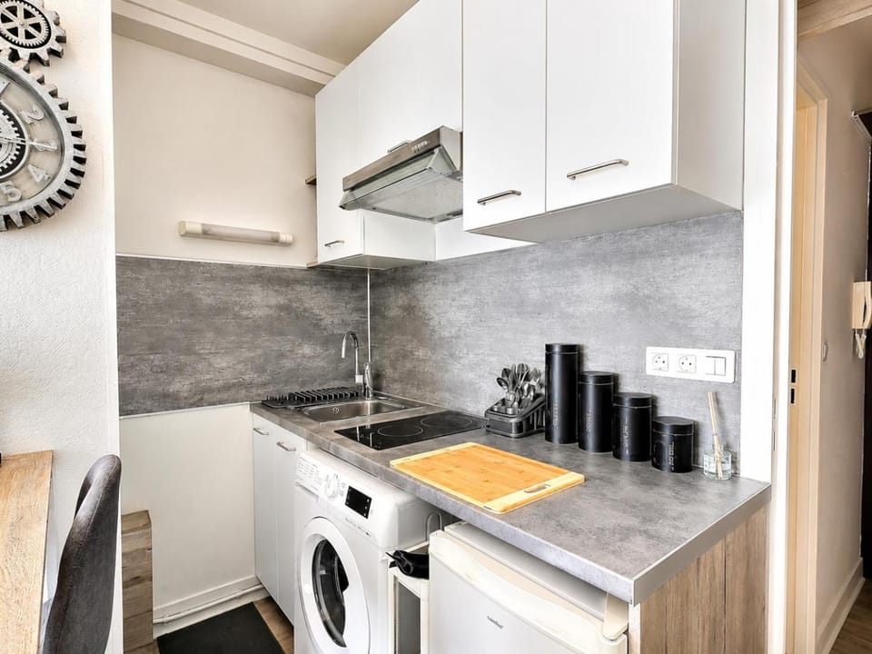 Kitchen or kitchenette, stove, washing machine