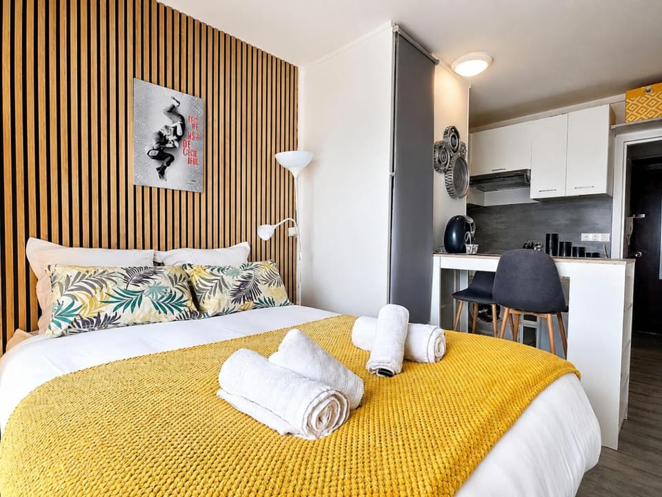 Bed, Kitchen or kitchenette, Lounge or bar, Photo of the whole room, Bedroom, oven, towels