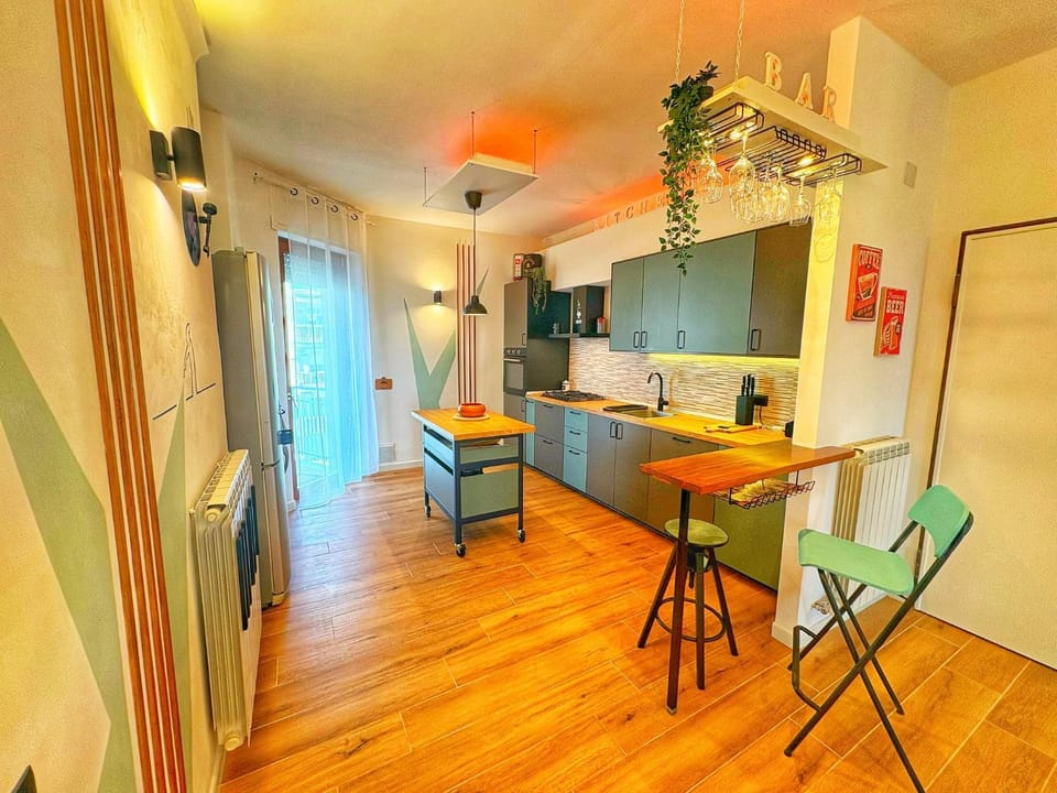 Kitchen or kitchenette, heating, minibar, oven, stove