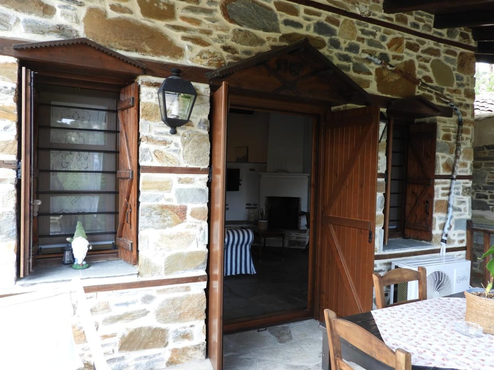 Olivia traditional stone house Apartment in Nikiti