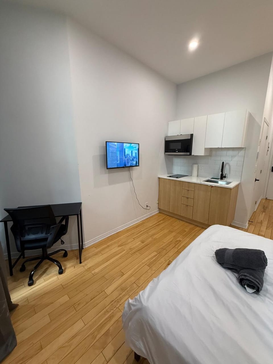 Downtown Studio for 2 with Free private parking Apartment in Laval
