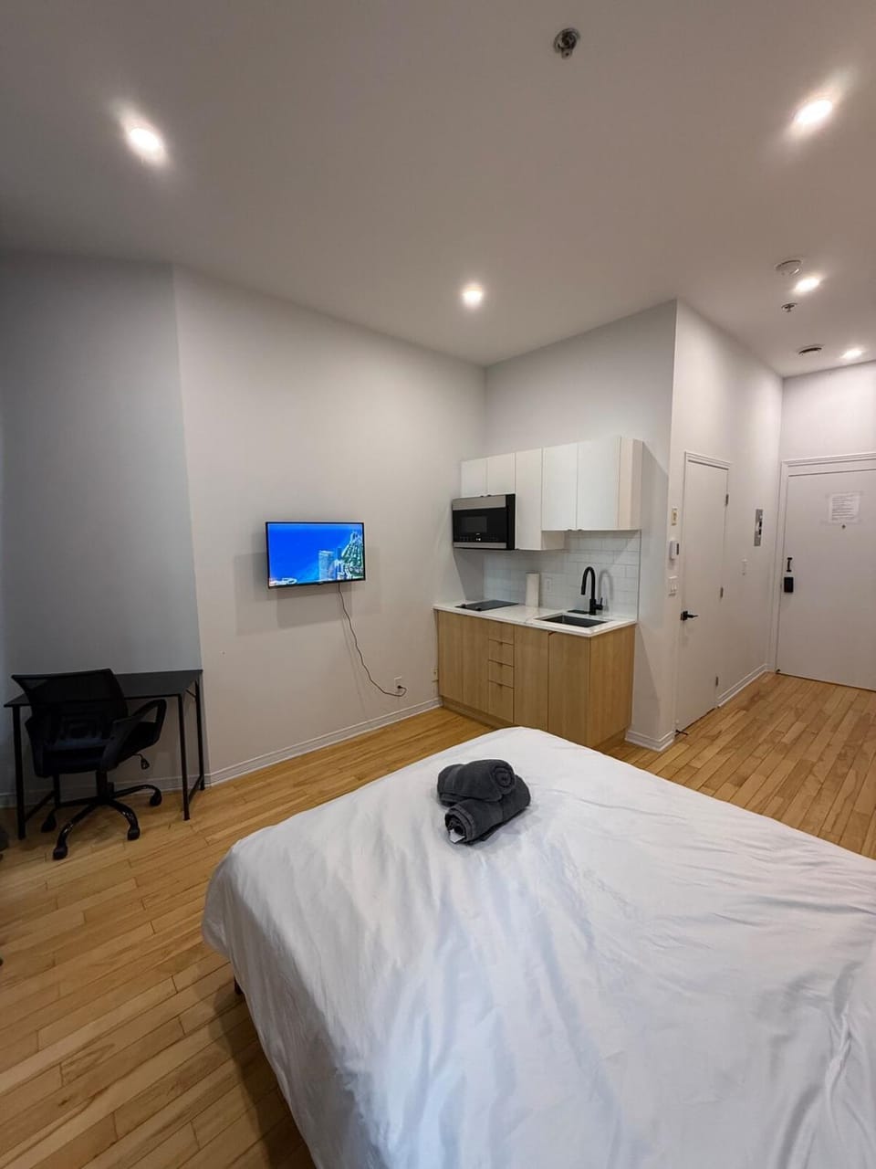 Downtown Studio for 2 with Free private parking Apartment in Laval