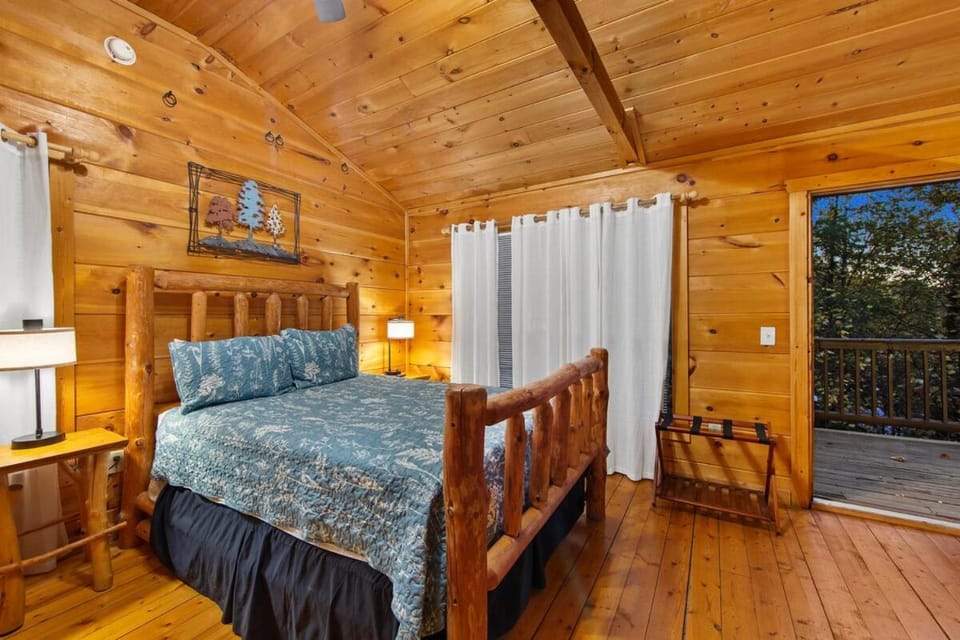 Cozy Smoky Cabin - Arcade, Hot Tub & BBQ Cabin in Gatlinburg