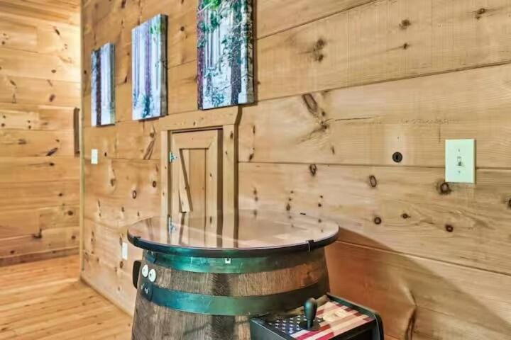 Cozy Smoky Cabin - Arcade, Hot Tub & BBQ Cabin in Gatlinburg